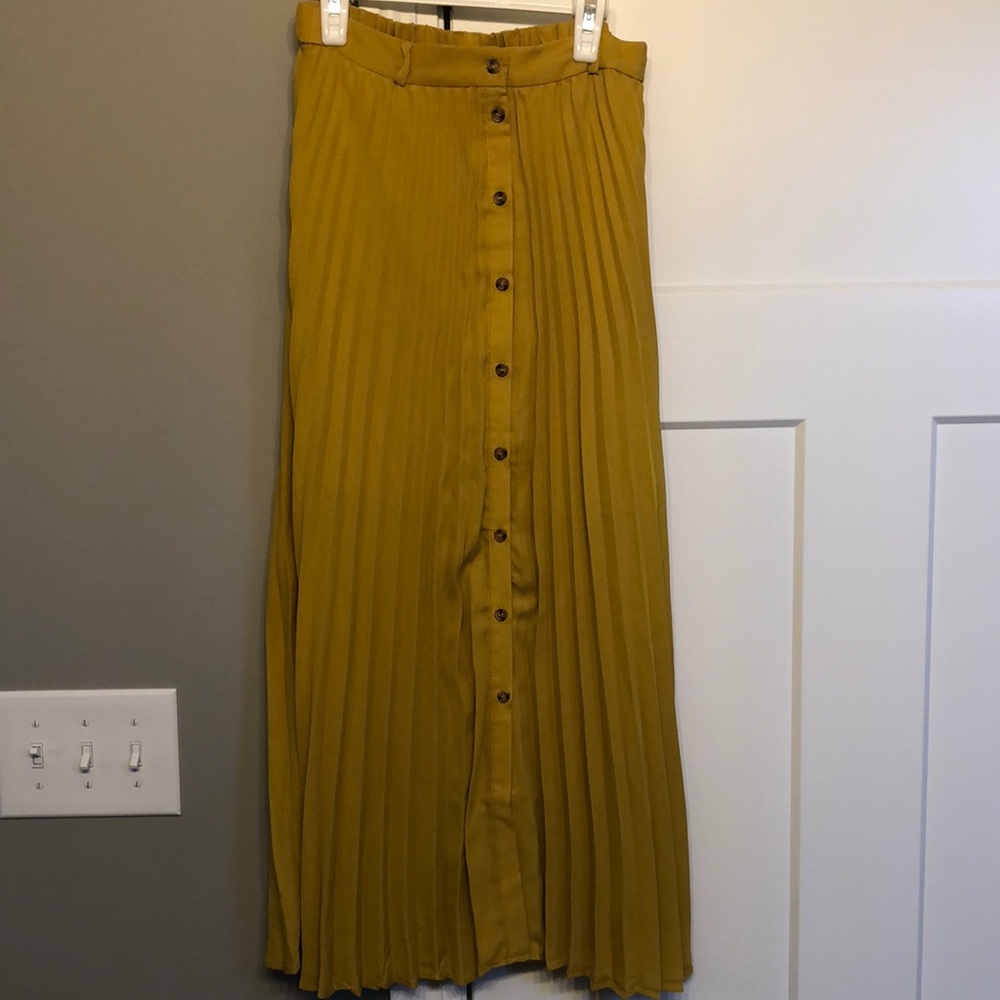 Pleated Maxi skirt